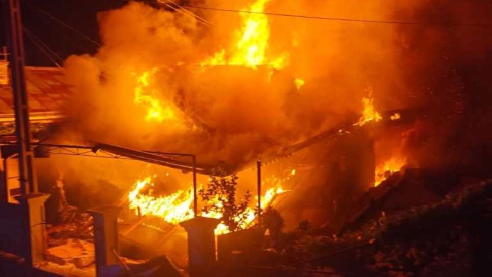 Explozie puternică într-o locuință din Neamț. O femeie de 56 de ani are arsuri pe 50% din corp 