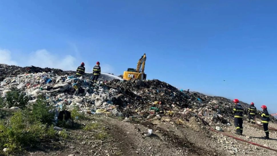  Stare de alertă prelungită cu încă 30 de zile, în județul Dâmbovița, după incendiul de la groapa de gunoi Aninoasa