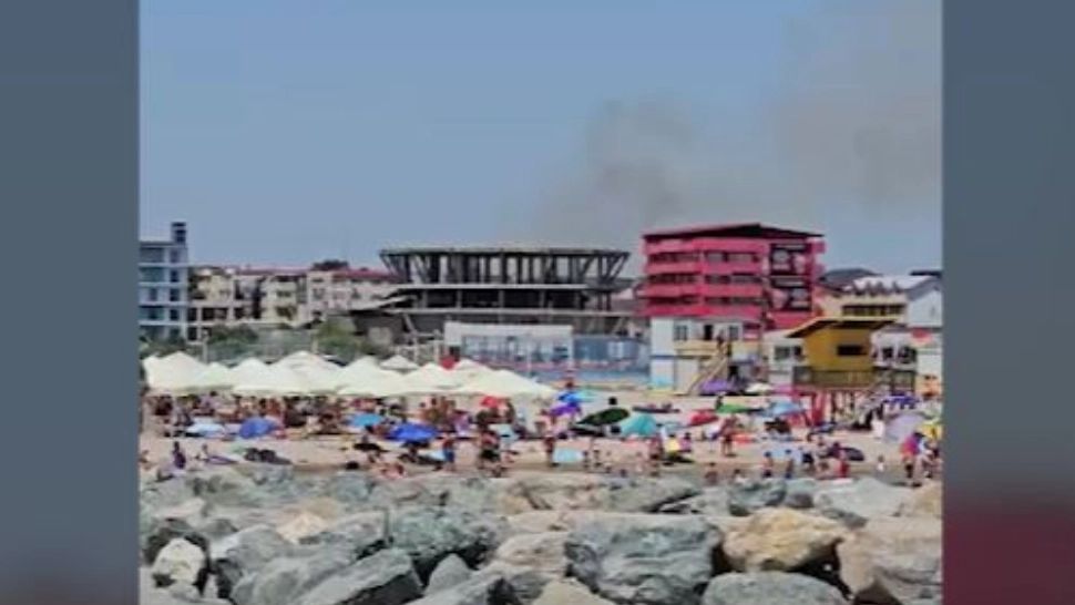 Panică pe plajă în cel mai aglomerat weekend al anului. Incendiu uriaș, flăcările i-au panicat pe turiști