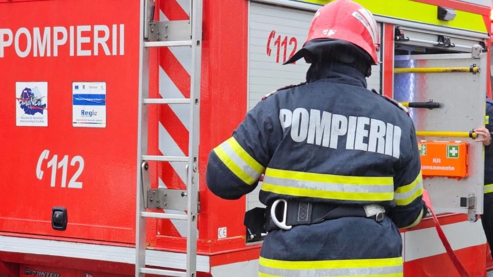 Pericol de explozie într-o gospodărie din Suceava: sistem de panouri solare cuprins de flăcări