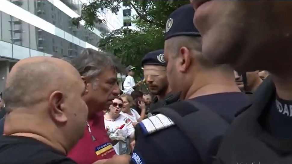Jurnaliștii Realitatea Plus care au vrut să-l filmeze pe Călin Georgescu la IPJ Ilfov, îmbrânciți de jandarmi. Ce a comunicat Jandarmeria?- VIDEO