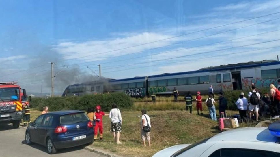 Panică în gara din Pașcani. 52 de pasageri, printre care 32 de copii, autoevacuaţi după ce locomotiva unui tren a luat foc