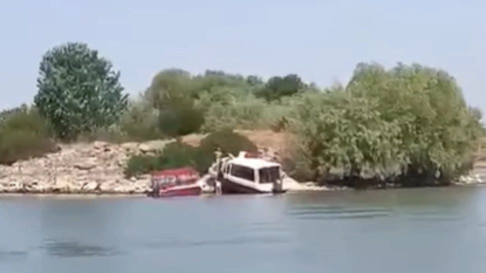 Video. Călătorie cu final neașteptat pe Dunăre: O ambarcațiune cu 12 persoane s-a izbit de mal