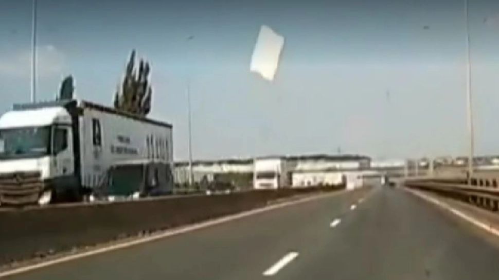 Scene șocante pe Centura București: un autoturism a fost lovit în mers de o ușă desprinsă de pe alt vehicul