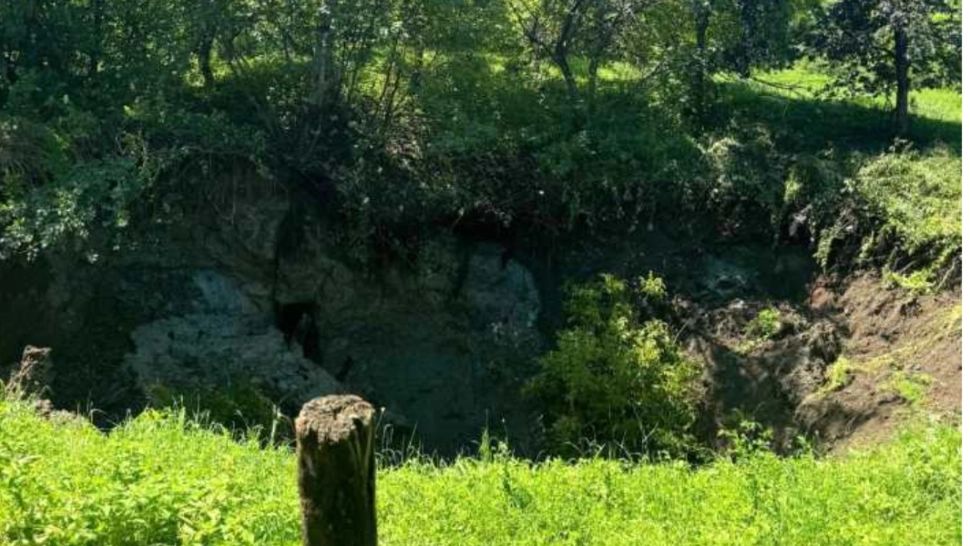 Alunecare masivă de teren lângă o fostă mină de sare din Maramureș. Șapte persoane au fost evacuate 