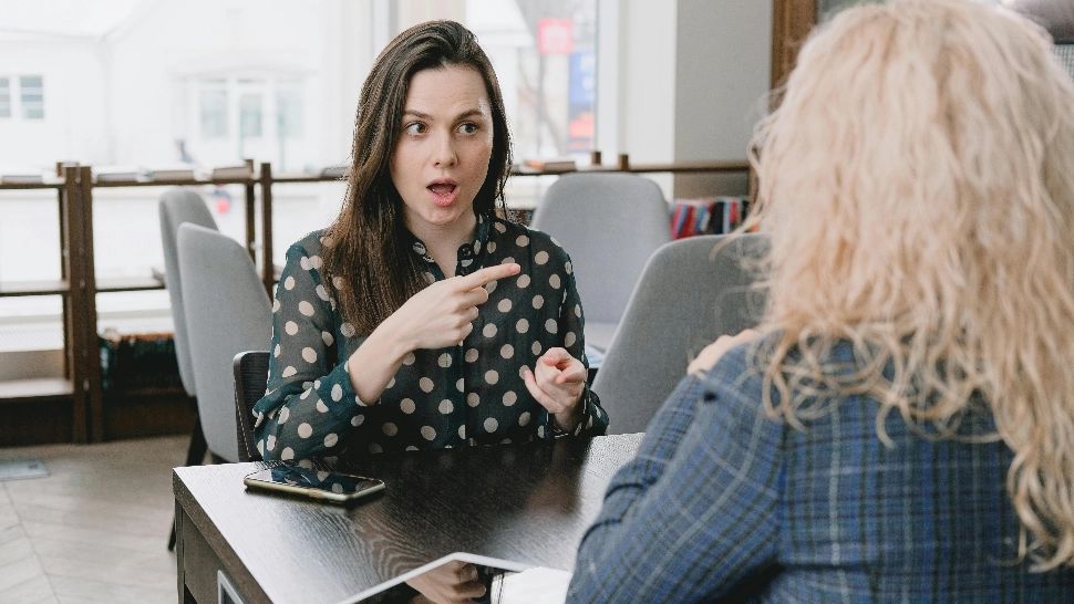 Indiciile evidente ale unui mincinos. Cum se dă de gol o persoană care NU spune adevărul