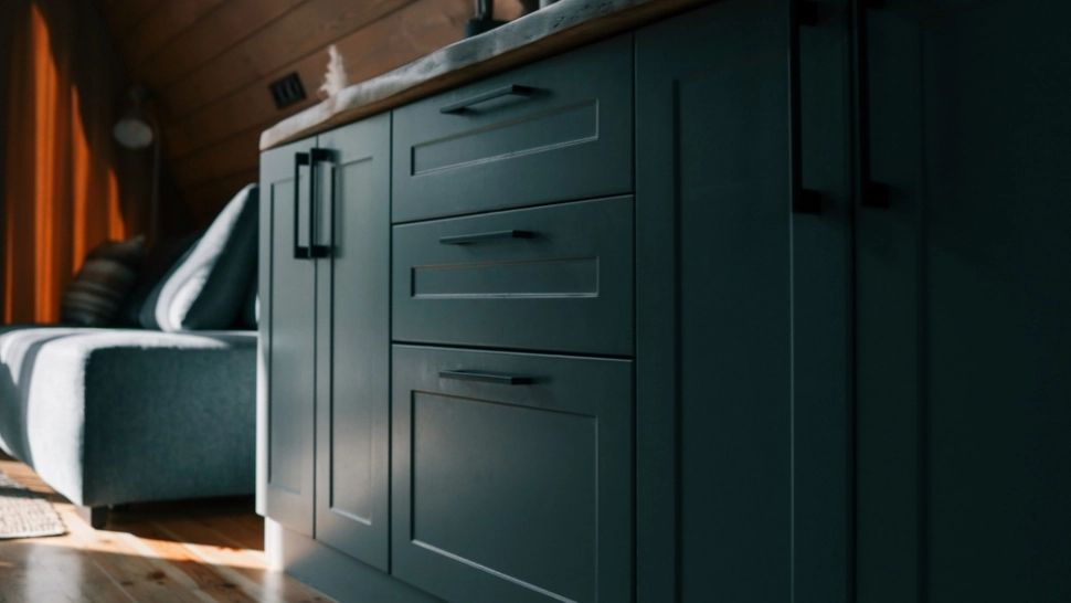 Ingredientul care te scapă de urmele și murdăria de pe mobila mată. Costă doar 5 lei și îl găsești în toate magazinele 