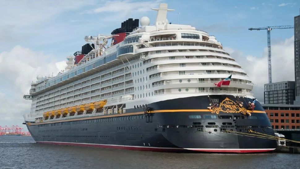 Un tată și-a pus viața în pericol pentru a-și salva fiica căzută. Momente de panică la bordul unei nave de croazieră Disney