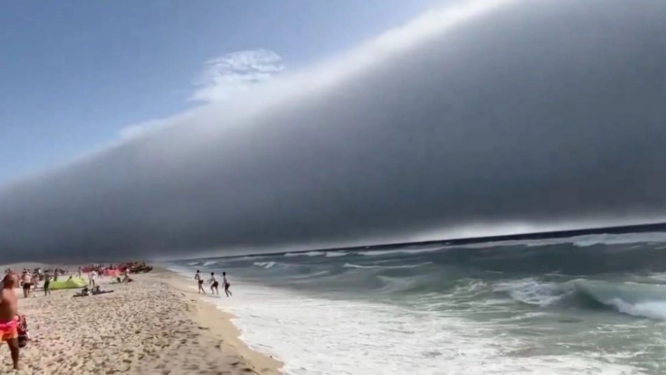 Un nor-rulou a apărut în Portugalia. Fenomenul, extrem de rar, a fost confundat cu un tsunami - VIDEO