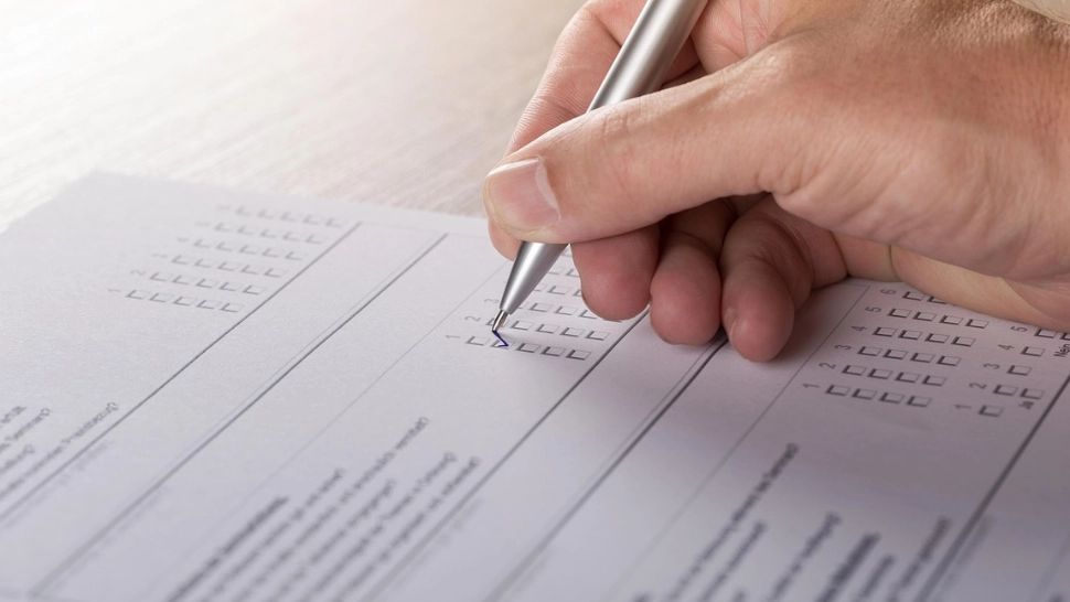 Românii resping măsurile de austeritate ale Guvernului Bolojan. Cel mai recent sondaj CURS arată nemulțumirea generală