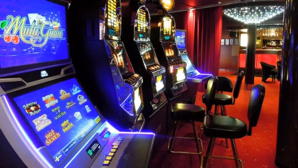 Lovitură pentru industria păcănelelor. Parlamentul vrea să le scoată din cartiere. Legea a trecut deja de Senat