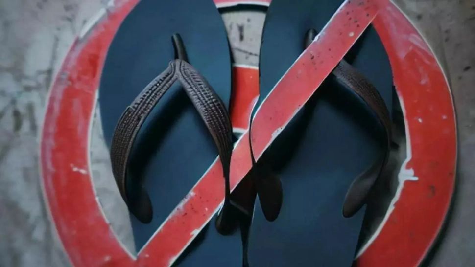 Pericolele ascunse în purtarea acestor papuci de plajă. Ortopezii sunt îngroziți de câte probleme creează