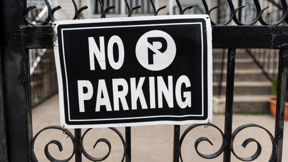 Reclami o problemă și primești amendă: Povestea unui bucureștean sancționat după ce a semnalat o parcare ilegală