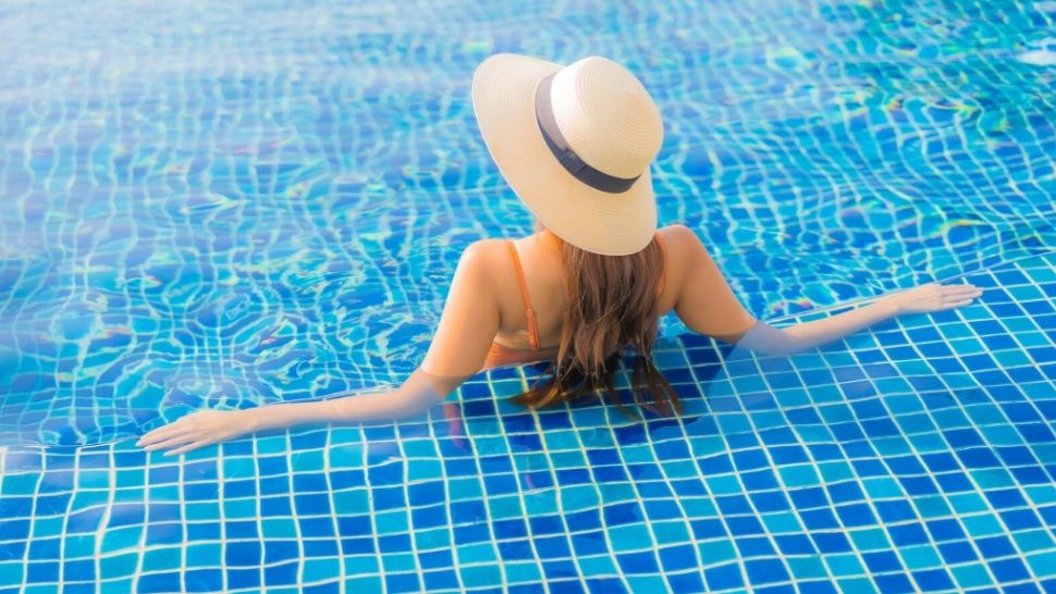 Cum îți dai seama dacă apa din piscină are prea mult clor. Specialiștii demontează un mit răspândit