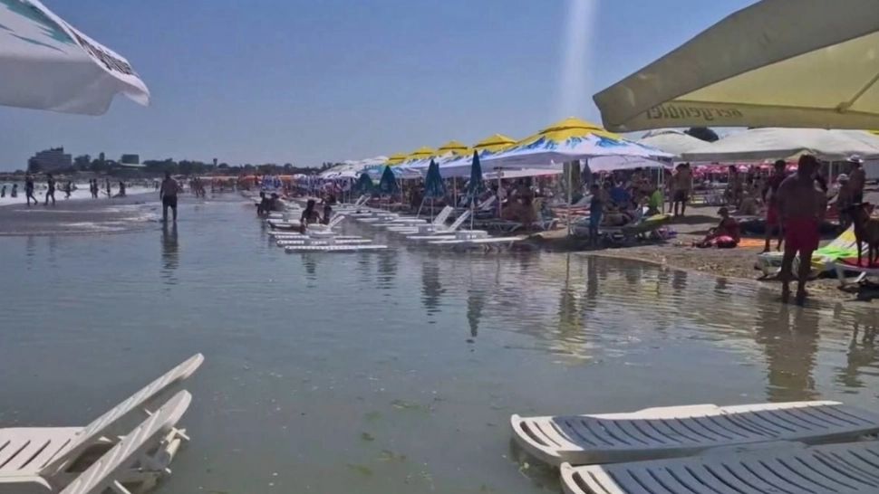 Fenomen rar pe litoral: marea a inundat plaja din Costinești - FOTO