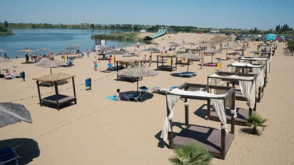 Mini-insula exotică din vestul României. Are o plajă cu palmieri și nisip fin care îți va schimba ideea despre vacanțe