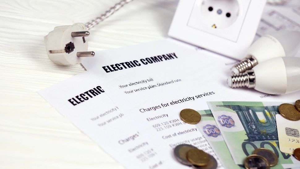 Facturile la energie au explodat de la 1 iulie: ce soluții mai au românii ca să nu înghețe la iarnă