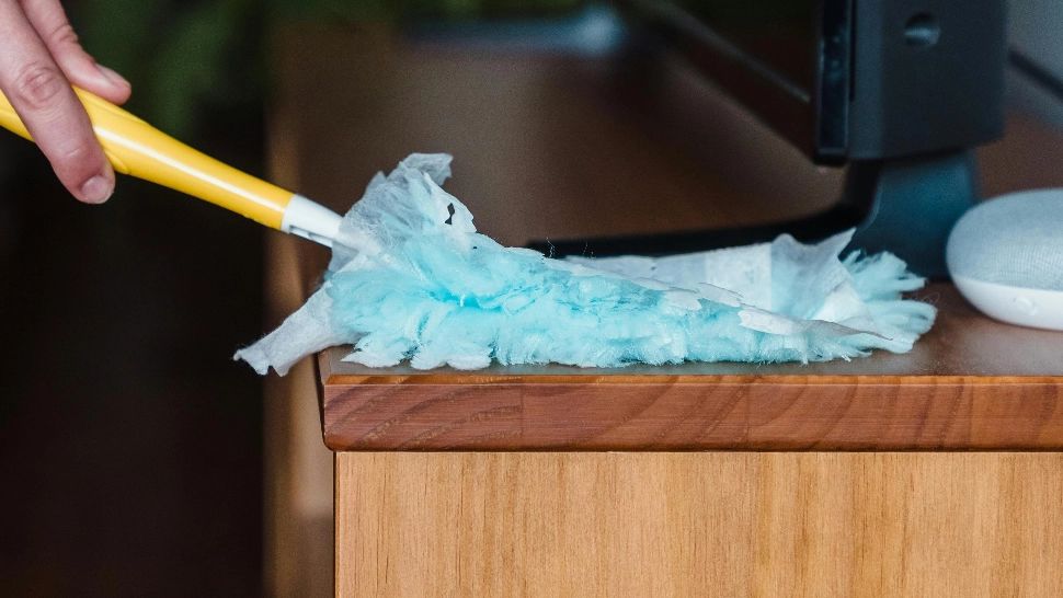 Ce trebuie să faci pentru ca praful să nu se mai așeze la loc, după ce l-ai șters. Trucul pe care trebuie să-l cunoști