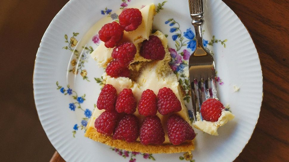 Prăjitură cu iaurt și zmeură. Desertul răcoritor și rapid. Se prepară fără coacere