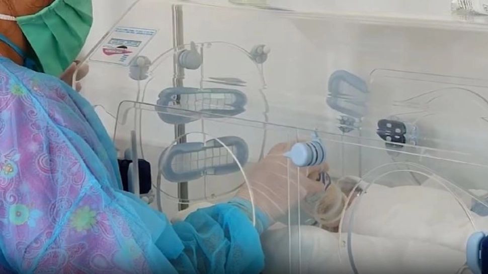 Bolojan taie și de la mamele aflate în concediu prenatal: vor trebui să plătească 2.400 de lei la CASS