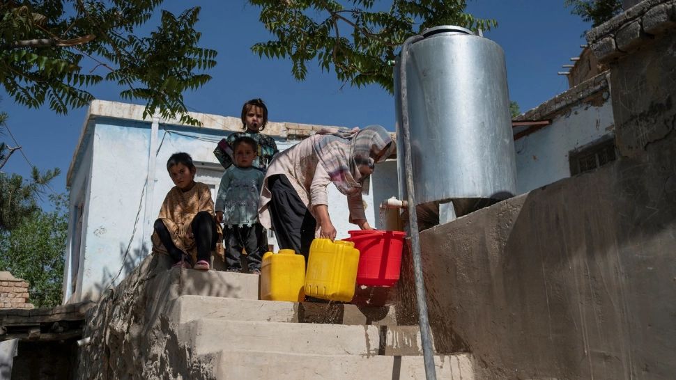 Orașul care moare de sete. Oamenii au ajuns să își vândă bunurile pentru câteva canistre cu apă contaminată