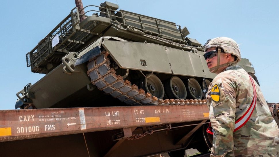 România va plăti milioane de euro pentru transportul tancurilor pe trenuri ruginite. Exasperați, generalii NATO cer un Schengen militar 