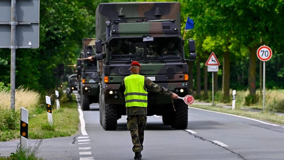 România va construi autostrăzi pentru tancuri cu banii Armatei. Planul NATO pentru mobilizarea blindatelor pe culoare speciale în țara noastră