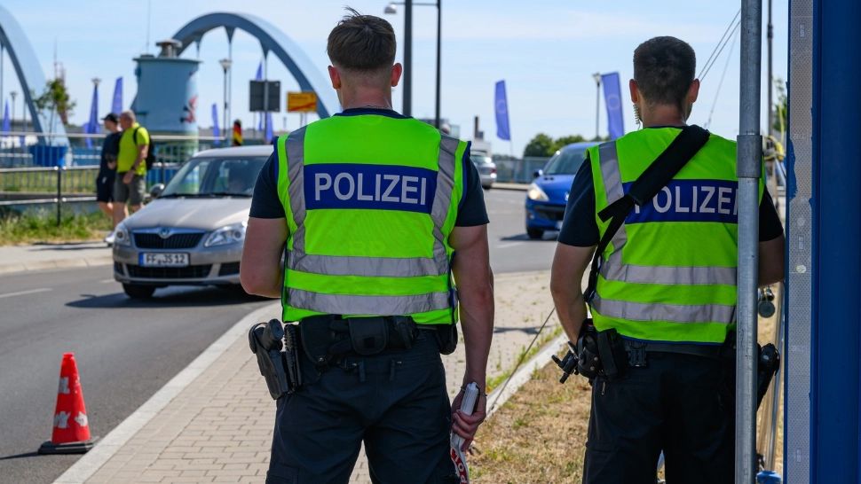 Germania și Austria încep expulzările în masă. Migranții care reprezintă un pericol pentru securitatea națională, primii pe listă
