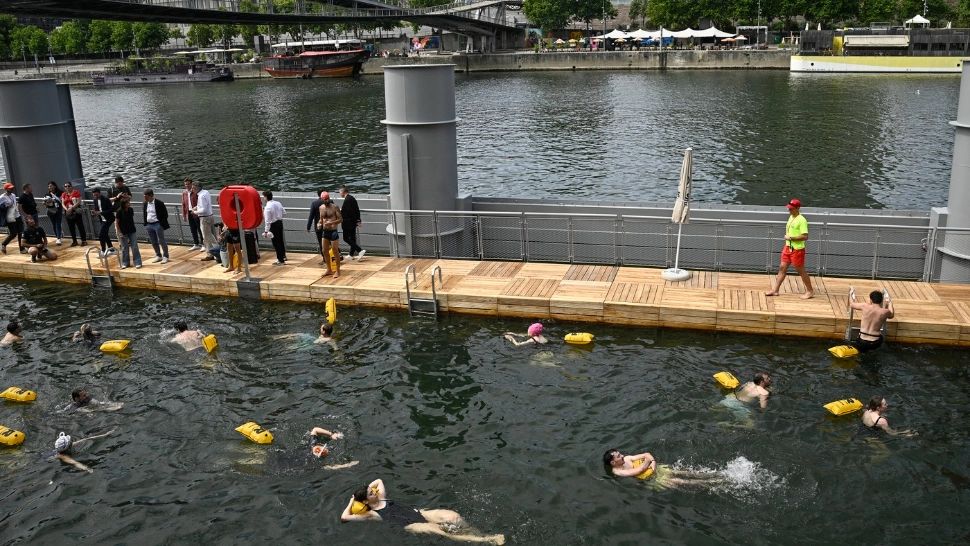 O mare metropolă europeană a dat voie scăldatului în râul care o străbate. Oamenii coboară din casele de lux și merg la ștrandul comunal
