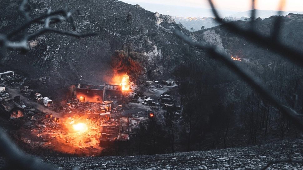 Peste 100 de răniţi, în urma incendiului de vegetaţie care face ravagii lângă Marsilia. Incendiul, declanşat de o maşină care a luat foc pe autostradă - FOTO