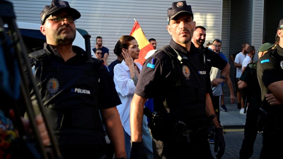 Apel la vânătoare de străini într-o populară destinație de vacanță din Spania. Poliția răspunde cu arestări masive 