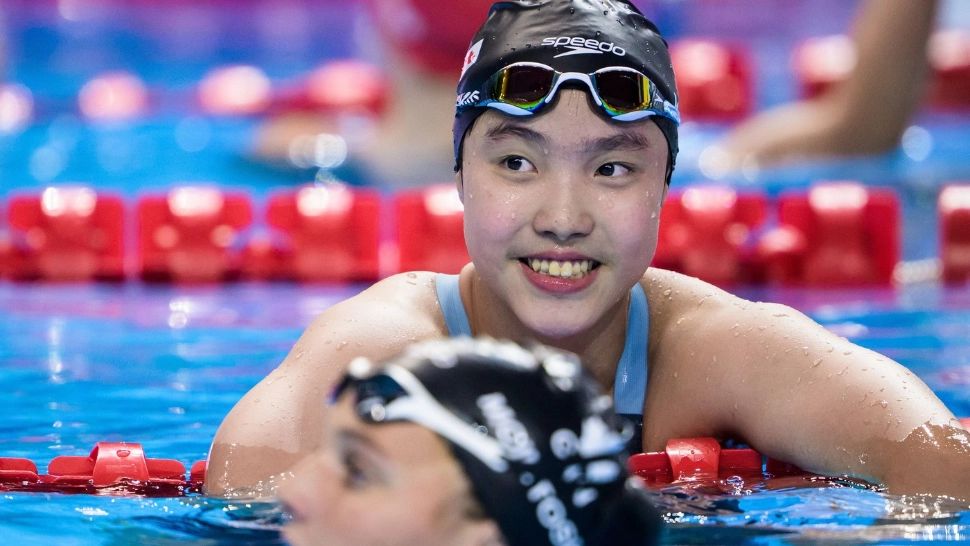 O fetiță de doar 12 ani tulbură regulile natației mondiale. World Aquatics ar putea revizui vârsta minimă de participare