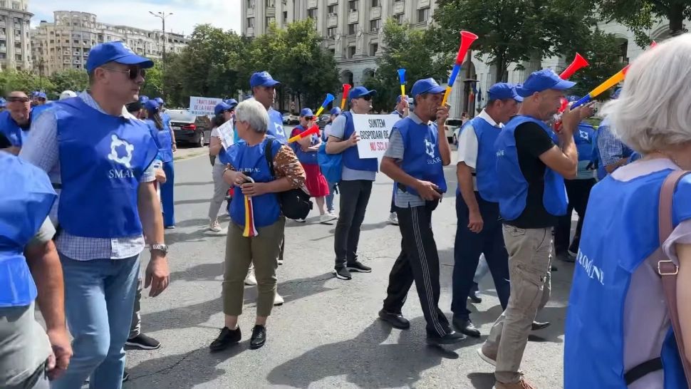 Protest la ușa Ministerului Mediului, angajații afectați de tăierea sporurilor își strigă revolta. Ce a făcut ministrul rezist Diana Buzoianu - VIDEO