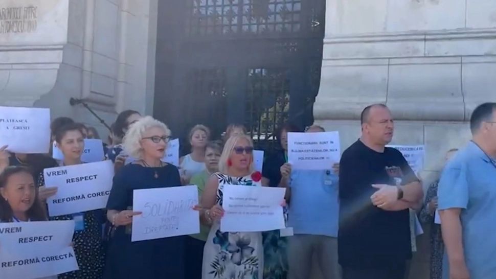 Protest la Primăria Capitalei. Angajații, nemulțumiți de tăierile lui Bolojan VIDEO