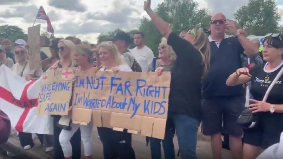 Proteste masive față de imigranți în Marea Britanie. Polițiștii au fost atacați cu sticle și fumigene