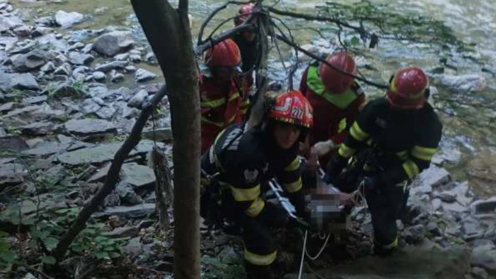 Un bărbat și o femeie, salvați contracronometru, după ce au căzut într-o prăpastie din Defileul Jiului