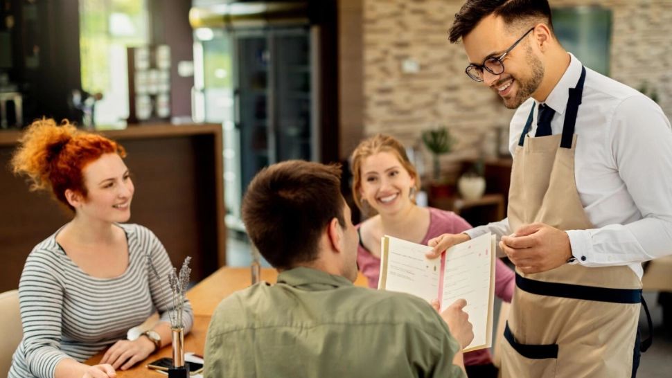 Cât a plătit un turist român pentru o masă copioasă în Bulgaria? Nota de plată i-a lăsat pe toți fără cuvinte!