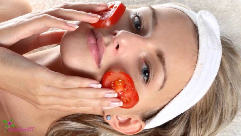 Măști pentru ten, cu fructe și legume proaspete. De ce trebuie să-ți aplici pe față felii de roșii proaspete. Vei fii uimită de rezultat