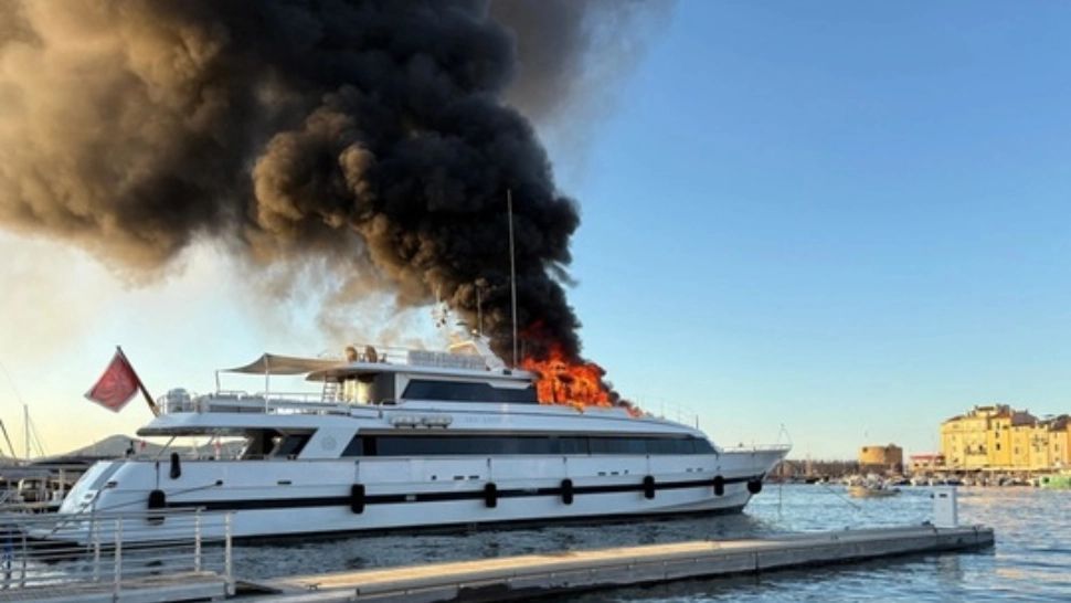 Superiaht de lux cuprins de flăcări în portul Saint-Tropez: „Sea Lady II” a ars ore în șir în inima Coastei de Azur