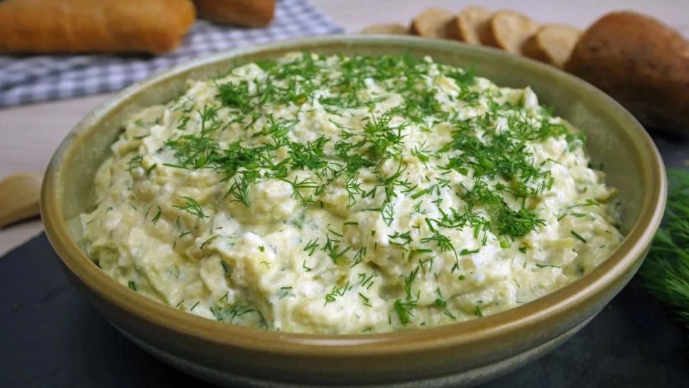 Salată de dovlecei cu sos de iaurt și usturoi. Un deliciu de vară pe care trebuie să îl încerci 