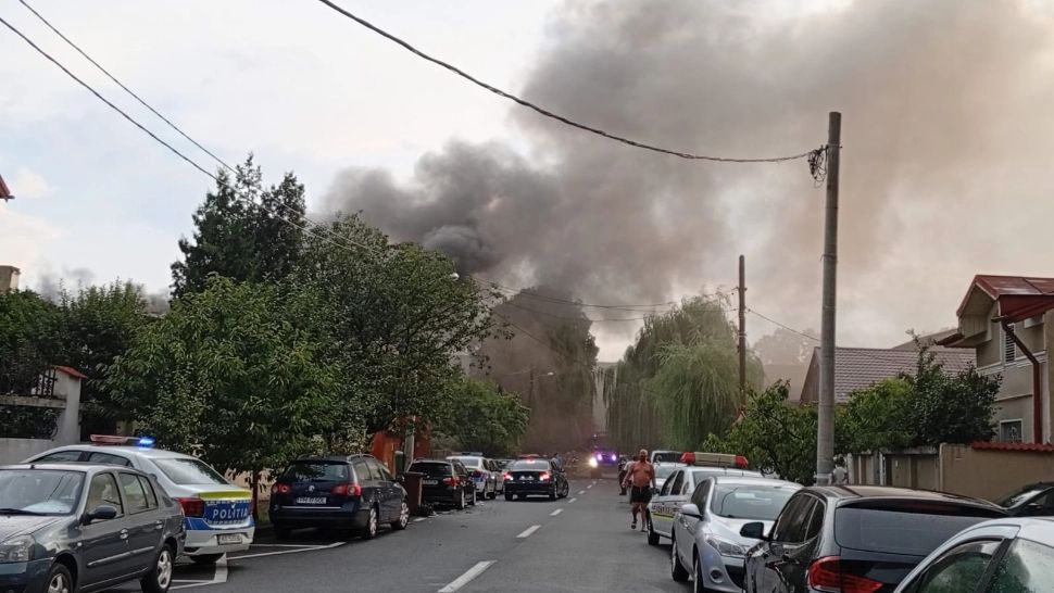 Incendiu de proporții în zona Pieței 16 Februarie din București. Martorii spun că etajul unei case a fost lovit de fulger FOTO+VIDEO