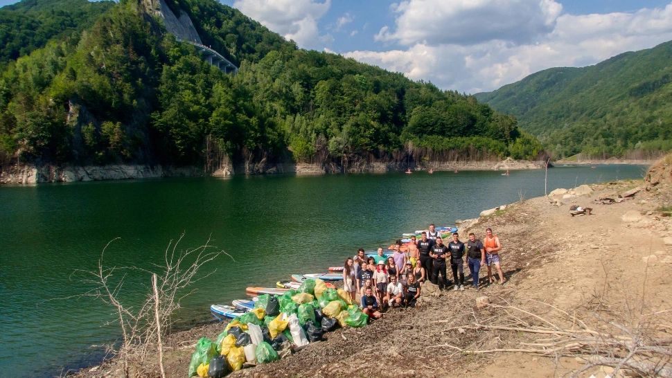 Alertă în Buzău! Sute de seringi și fiole, descoperite pe malul lacului de acumulare Siriu