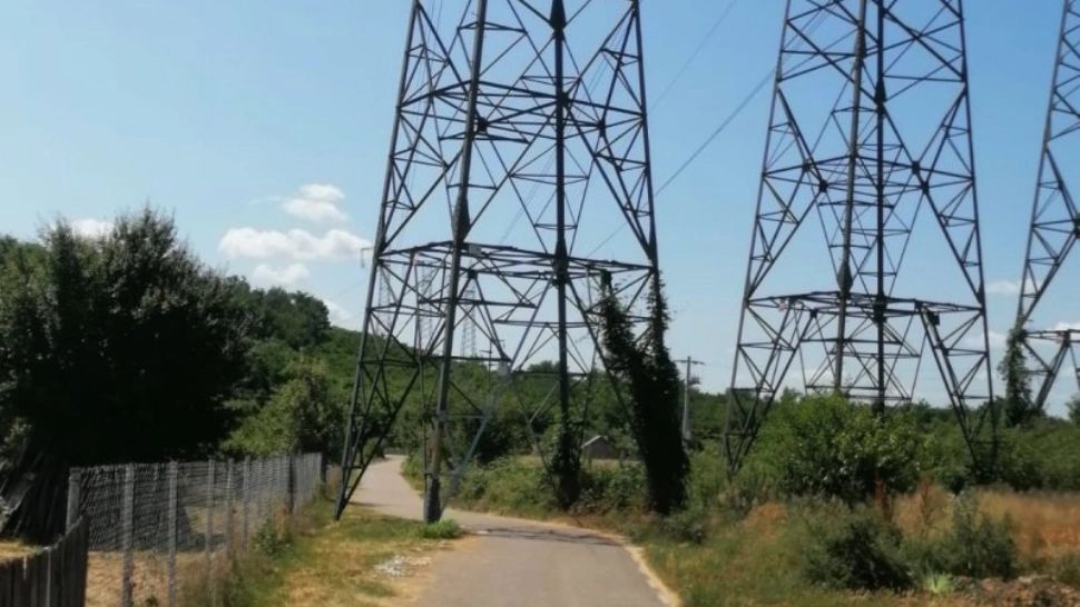 Anomalia dintr-o localitate din România. Autoritățile nu știu cine a fost primul - drumul sau stâlpul