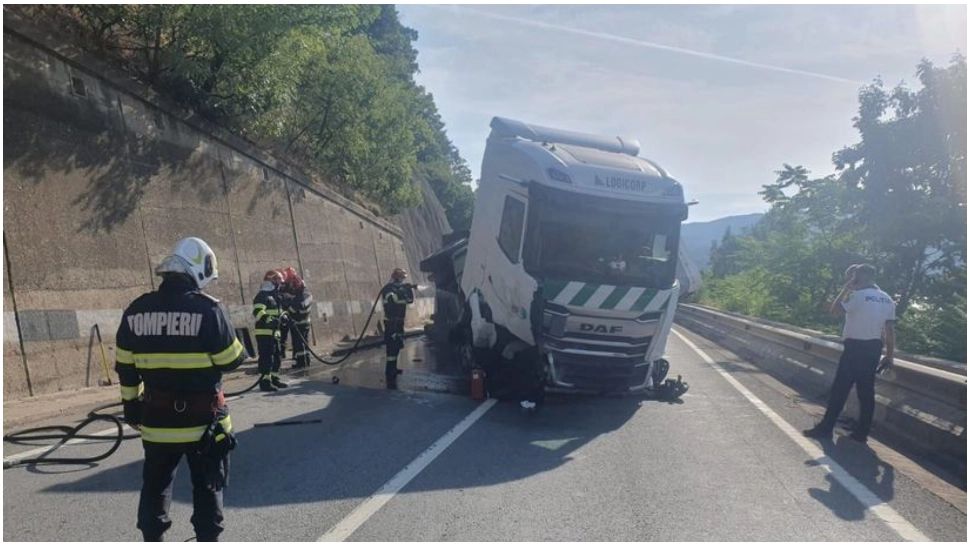 Trafic blocat pe DN6, la ieșirea din Orșova, după ce un TIR s-a răsturnat pe șosea și a lovit un parapet. Combustibilul din autovehicul se scurge în Dunăre