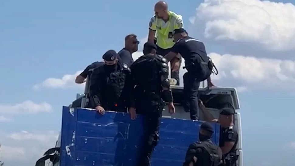 Jandarmii s-au urcat pe TIR ca să dea jos un protestatar VIDEO
