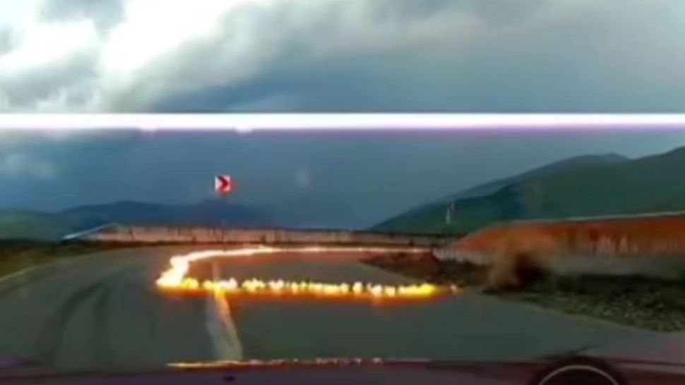 Imagini șocante surprinse pe Transalpina: fulgerul lovește solul la câțiva metri de o mașină cu turiști - VIDEO