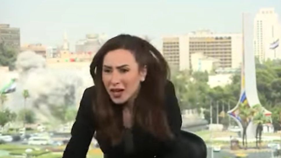 VIDEO. Momentul în care trupele israeliene au lovit Ministerul Apărării din Siria, surprins în direct la o televiziune națională de știri