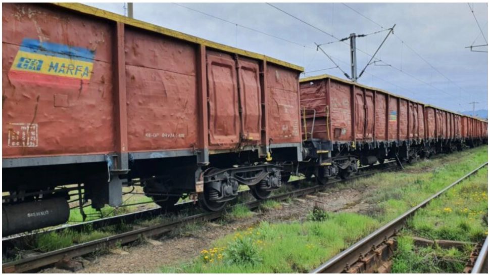 Incident halucinant în Târgu Neamț. Doi adolescenţi de 17 ani s-au electrocutat, după ce s-au urcat pe un vagon de marfă