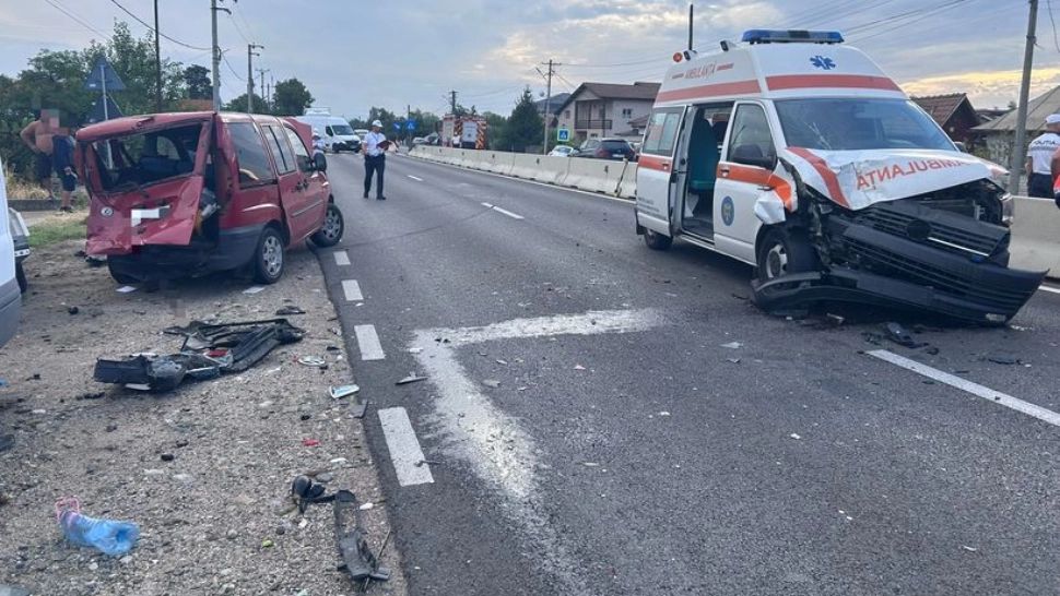 Ambulanță, lovită de o autoutilitară care nu i-a acordat prioritate, în județul Vâlcea. Două persoane au ajuns la spital