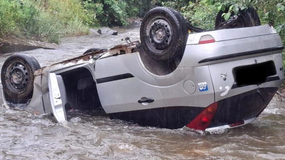 Accident în Hunedoara: o mașină cu patru copii s-a răsturnat în albia Jiului